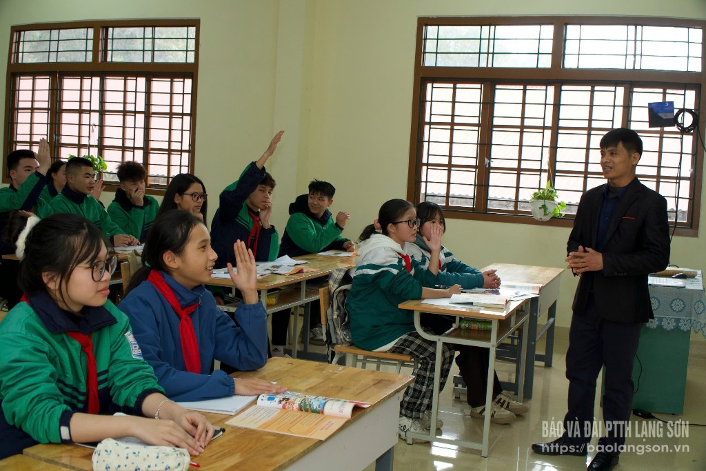 Giờ ôn tập chuẩn bị cho kỳ thi vào lớp 10 THPT của học sinh khối 9 Trường THCS thị trấn Văn Quan, huyện Văn Quan