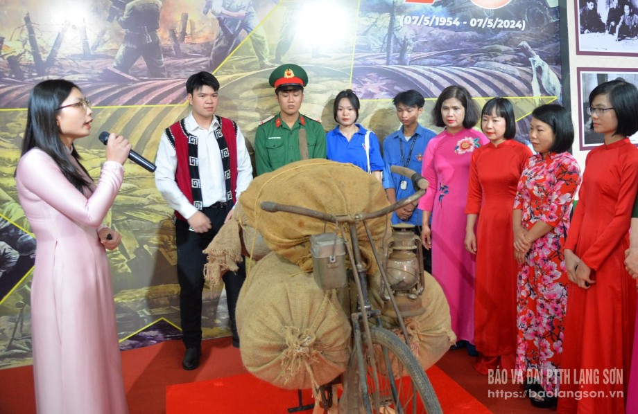 Thuyết minh viên Bảo tàng tỉnh giới thiệu ý nghĩa hiện vật cho cán bộ các cơ quan, đơn vị trên địa bàn tỉnh tại triển lãm chuyên đề “Chiến thắng Điện Biên Phủ - Sức mạnh Việt Nam, tầm vóc thời đại”