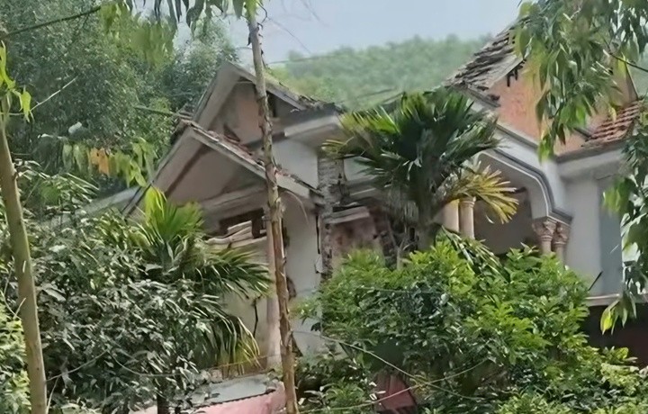 Ngôi nhà 2 tầng ở Thái Nguyên sập đổ sau vụ nổ. (Ảnh cắt từ clip)