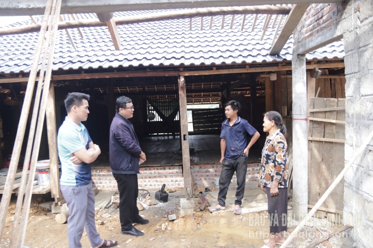 Từng sinh sống trong vùng có nguy cơ sạt lở đất cao nhất trên địa bàn tỉnh, giờ đây, 9 hộ dân với 41 nhân khẩu ở xóm Cốc Sau, thôn Bản Chầu, xã Lương Năng (huyện Văn Quan) đã di dời, đến nơi ở mới và xây dựng nhà cửa an toàn hơn, ổn định hơn.