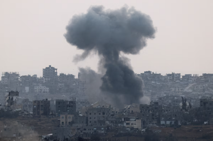 Khói bốc lên tại Gaza sau đòn không kích của Israel. (Ảnh: Reuters)