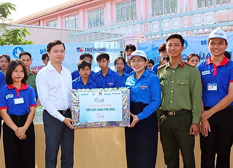 Bí thư Trung ương Đoàn, Chủ tịch Hội Sinh viên Việt Nam Nguyễn Minh Triết đến thăm, trao quà tặng các đội hình
