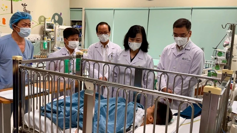 Bộ trưởng Y tế Đào Hồng Lan thăm bệnh nhi M.T.A.