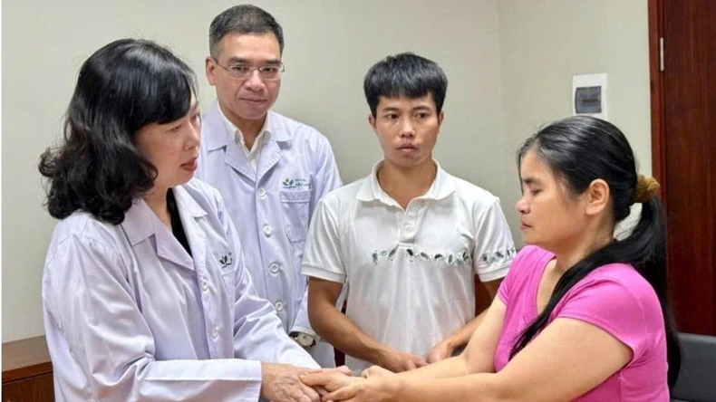 Bộ trưởng Y tế Đào Hồng Lan động viên gia đình bệnh nhi.