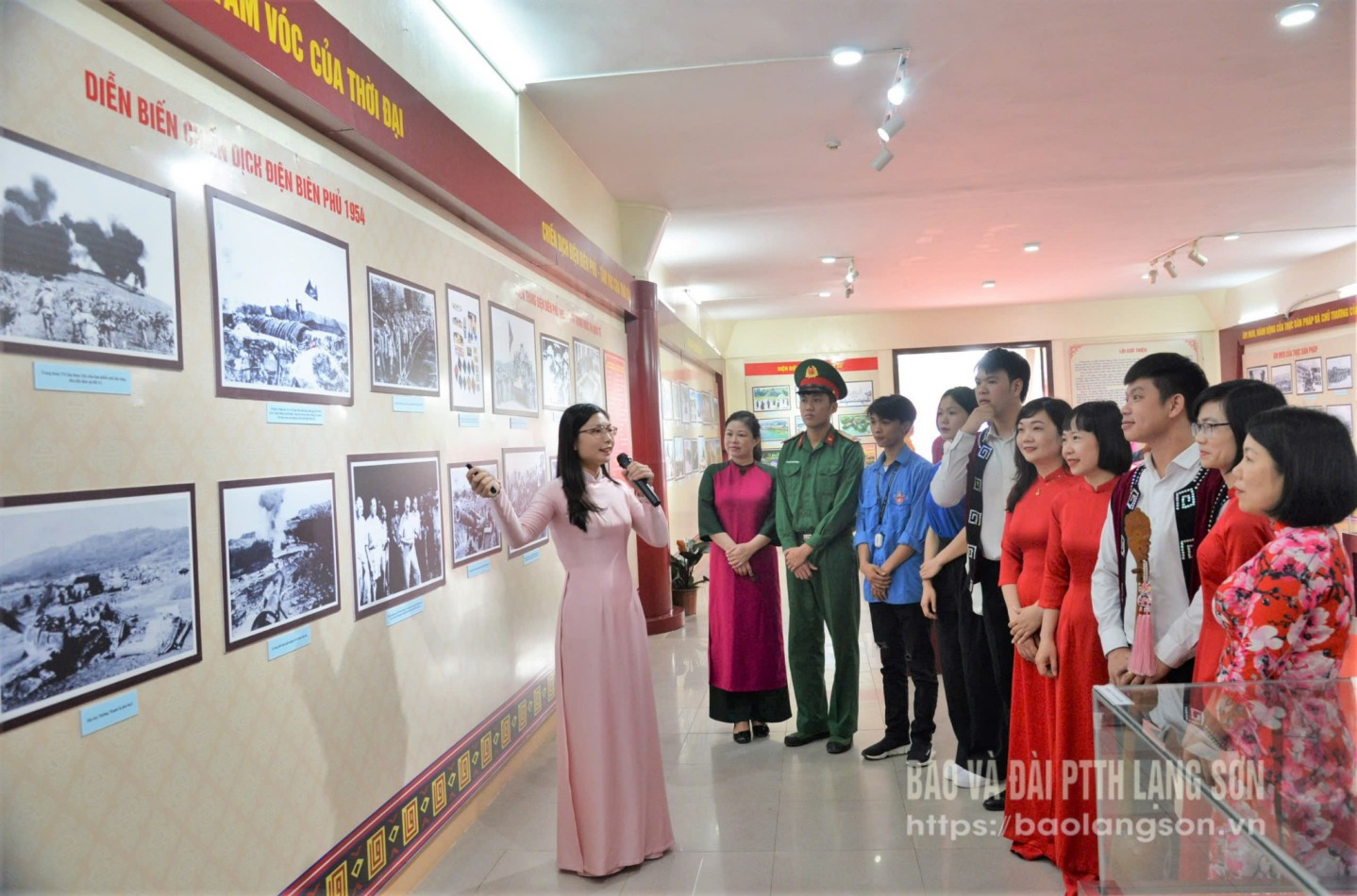 Hướng dẫn viên thuyết minh diễn biến Chiến dịch Điện Biên Phủ cho cán bộ các cơ quan, đơn vị đến tham quan tại Bảo tàng tỉnh (Ảnh: TUYẾT MAI)