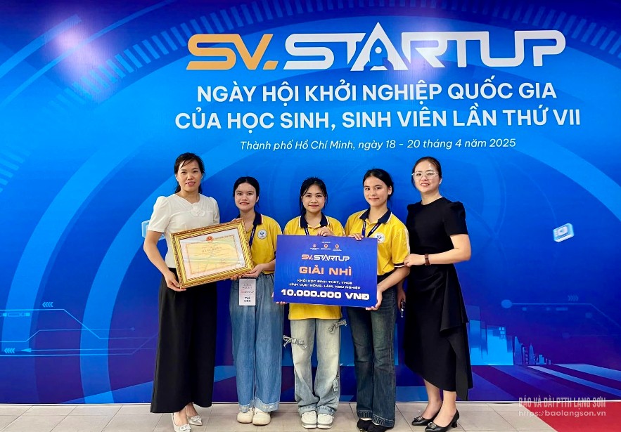 Nhóm học sinh Trường THPT Tú Đoạn thực hiện dự án “Sản xuất và kinh doanh một số sản phẩm từ cây đu đủ đực ở huyện Lộc Bình”