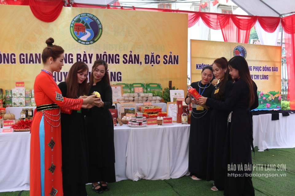 Sản phẩm OCOP, nông sản đặc sản được trưng bày tại Ngày hội Văn hóa Thể thao các dân tộc xã Chi Lăng, huyện Chi Lăng năm 2024