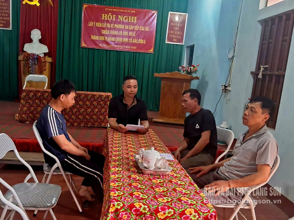Đồng chí Bí thư Chi bộ, trưởng thôn Nà Pán (giữa) tuyên truyền chủ trương, chính sách đến đảng viên và quần chúng nhân dân trong thôn (ảnh chụp tháng 4/2025)