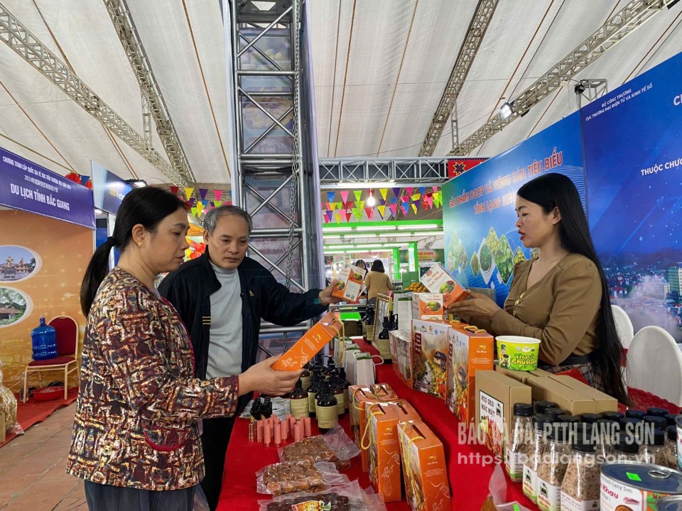 Khách hàng tham quan, mua sắm tại gian hàng trưng bày sản phẩm OCOP của tỉnh tại Hội chợ thương mại, du lịch quốc tế Việt - Trung (12/2024)