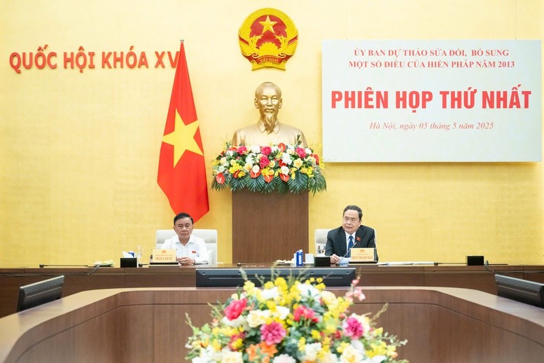 Phiên họp thứ nhất của Ủy ban dự thảo sửa đổi, bổ sung một số điều của Hiến pháp năm 2013
