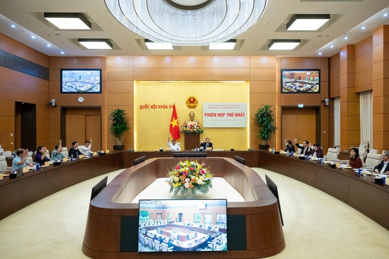 Thành viên Ủy ban dự thảo sửa đổi Hiến pháp biểu quyết thông qua 6 văn bản thuộc thẩm quyền, trách nhiệm của Ủy ban