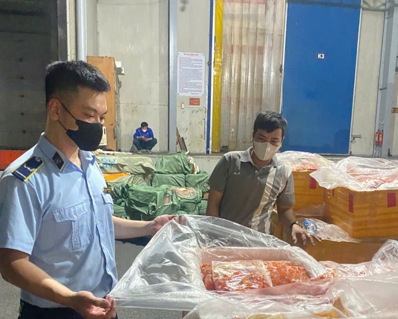 Lực lượng chức năng phát hiện hơn 7 tấn trứng non, tràng gà, nầm lợn