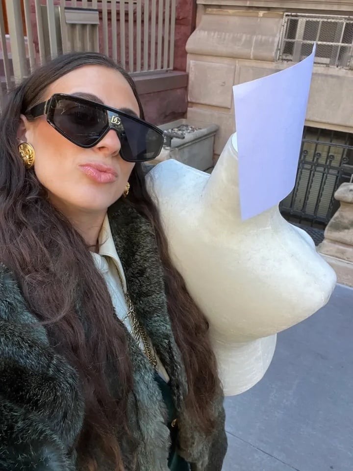 Ariana Rodriguez tìm thấy nhiều món đồ quý khi lục thùng rác. (Ảnh: SWNS)