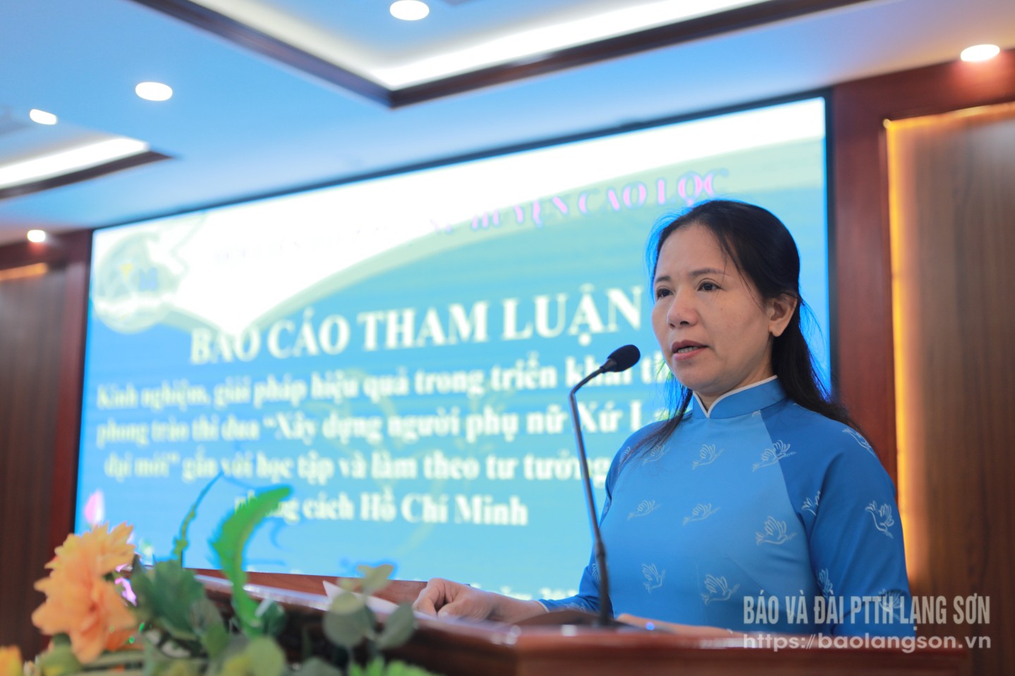 Đại diện Hội LHPN huyện Cao Lộc trình bày tham luận tại hội nghị