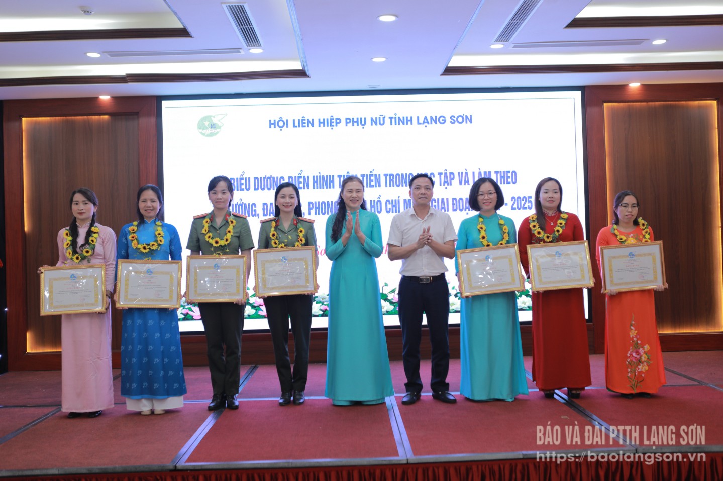 Lãnh đạo Ban Tuyên giáo và Dân vận Tỉnh ủy và Hội LHPN tỉnh trao bằng khen cho các tập thể xuất sắc