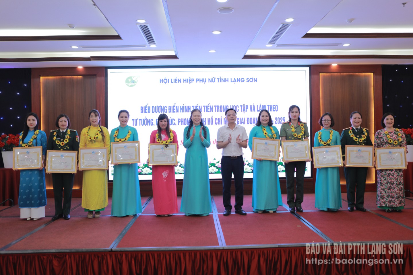 Lãnh đạo Ban Tuyên giáo và Dân vận Tỉnh ủy và Hội LHPN tỉnh trao bằng khen cho các cá nhân xuất sắc