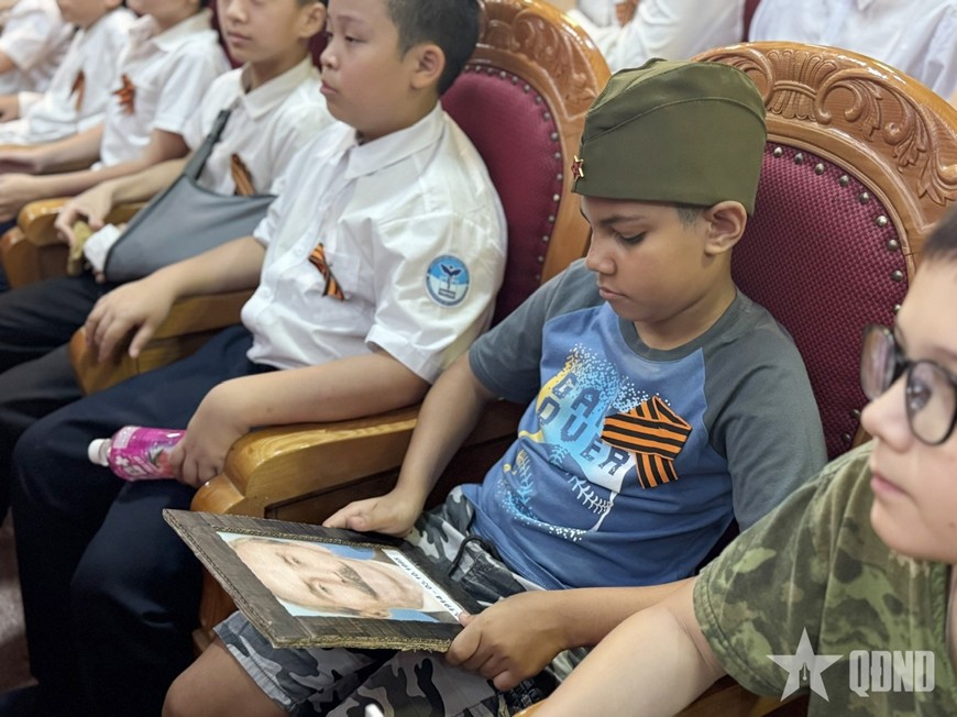 Các đại biểu tham gia diễu hành “Binh đoàn bất tử” cầm di ảnh người thân-những người đã hy sinh vì nền tự do và độc lập của đất nước.