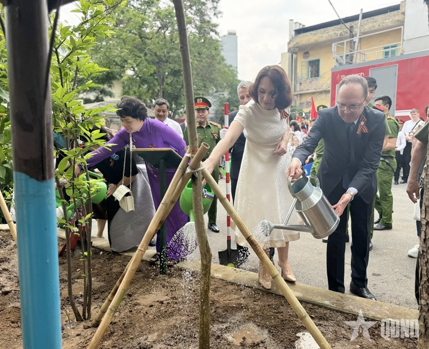 Đại sứ G.S. Bezdetko cùng các đại biểu trồng cây lưu niệm trong khuôn viên Trường Đại học Phòng cháy chữa cháy.