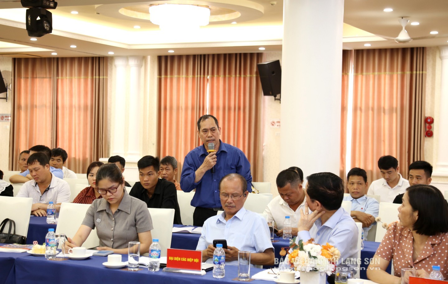 Đại diện hộ chăn nuôi tại huyện Chi Lăng đặt một số câu hỏi về cơ chế, kinh nghiệm tiêm phòng vắc-xin cho đàn vật nuôi tại diễn đàn