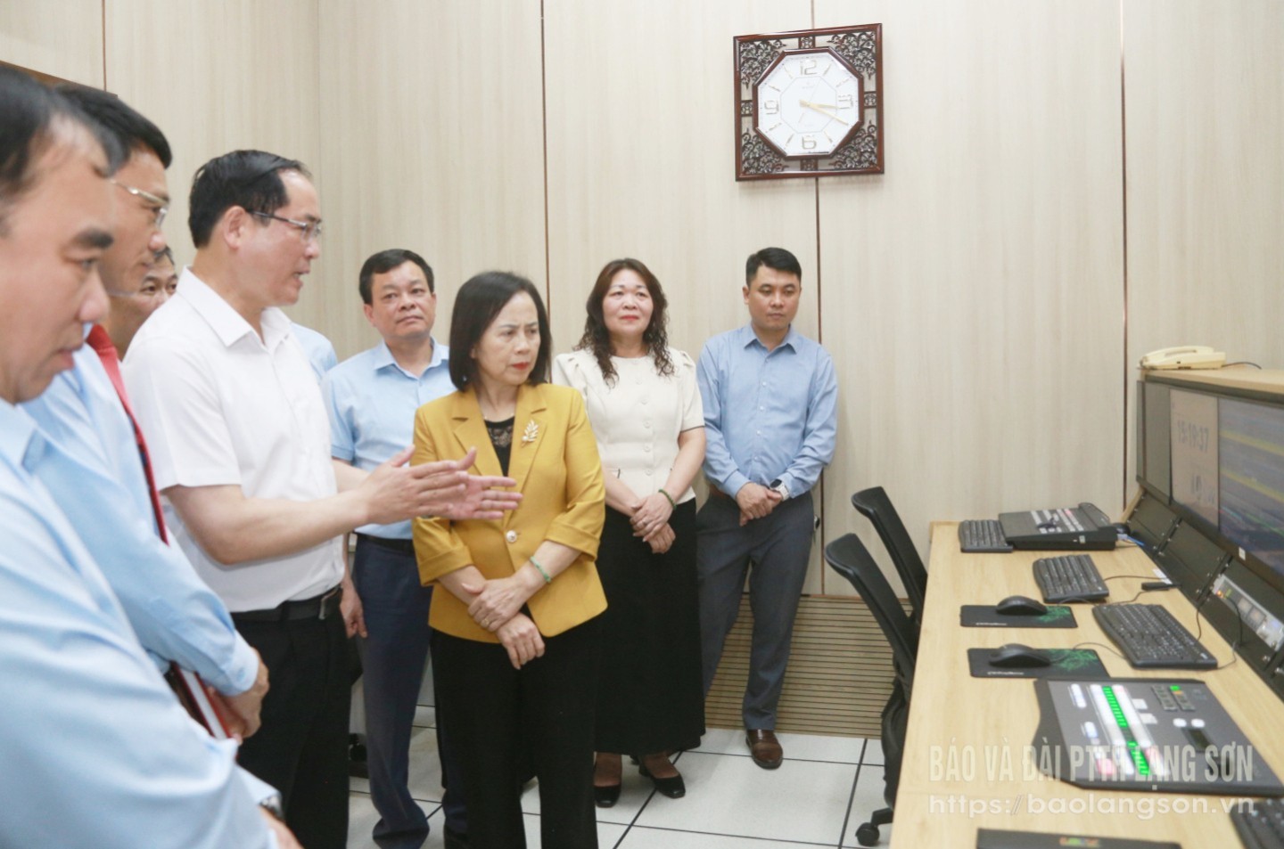 Các đại biểu tham quan phòng chức năng của Báo và Đài Phát thanh truyền hình Lạng Sơn