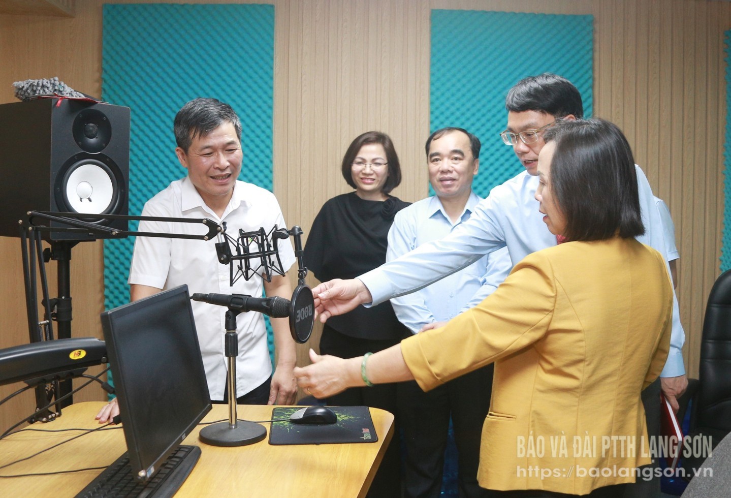 Đồng chí Đoàn Thị Hậu, Phó Bí thư Thường trực Tỉnh ủy, Chủ tịch HĐND tỉnh tham quan phòng thu chương trình phát thanh của Báo và Đài Phát thanh truyền hình Lạng Sơn