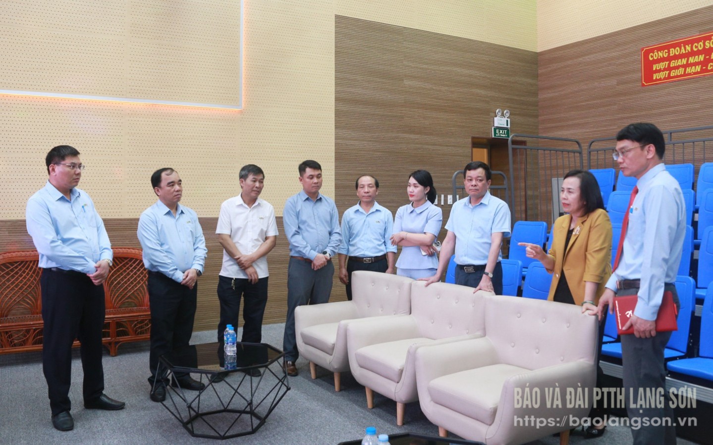 Các đại biểu tham quan trường quay của Báo và Đài Phát thanh truyền hình Lạng Sơn