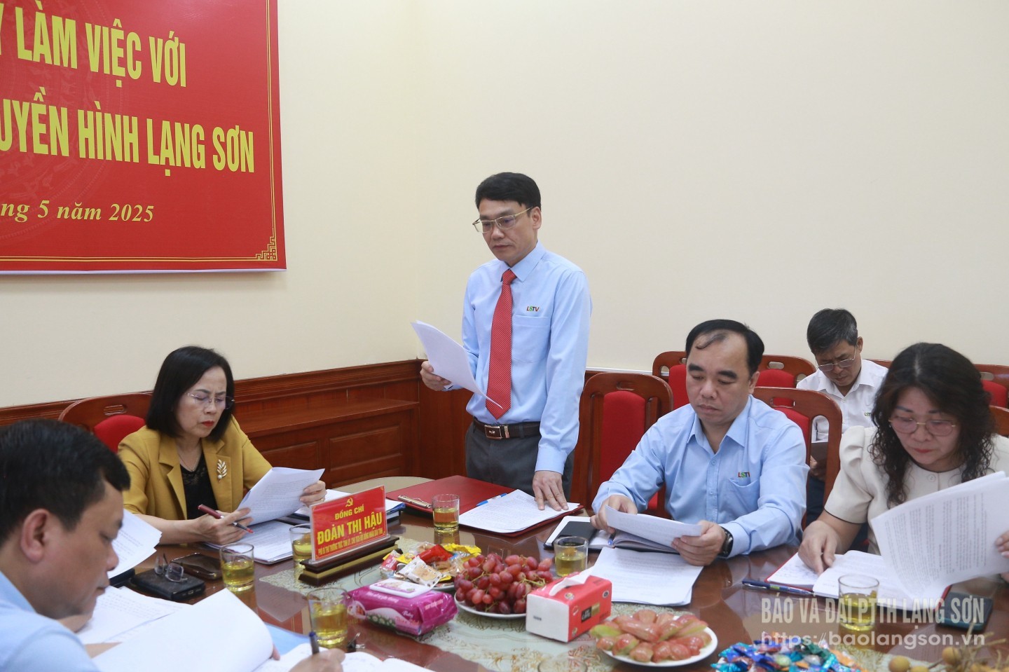 Đồng chí Nguyễn Đông Bắc, Tổng Biên tập Báo và Đài PTTH Lạng Sơn báo cáo tình hình, kết quả thực hiện nhiệm vụ năm 2024 và 4 tháng đầu năm 2025 của đơn vị