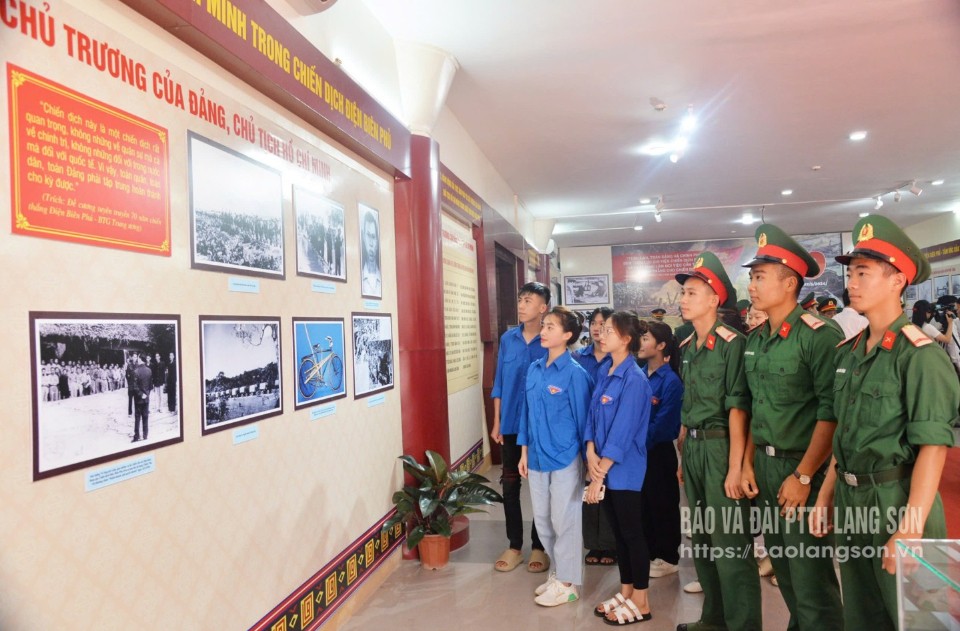 Chiến sỹ lực lượng vũ trang và đoàn viên thanh niên tham quan, tìm hiểu các tư liệu, hình ảnh tại gian trưng bày triển lãm chuyên đề “Chiến thắng Điện Biên Phủ - Sức mạnh Việt Nam, tầm vóc thời đại”(năm 2024) Ảnh: LA MAI