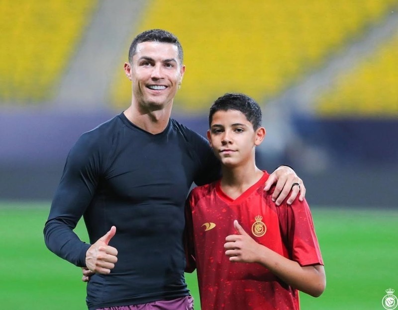 Ronaldo và cậu con trai cả. Ảnh: Al Nassr
