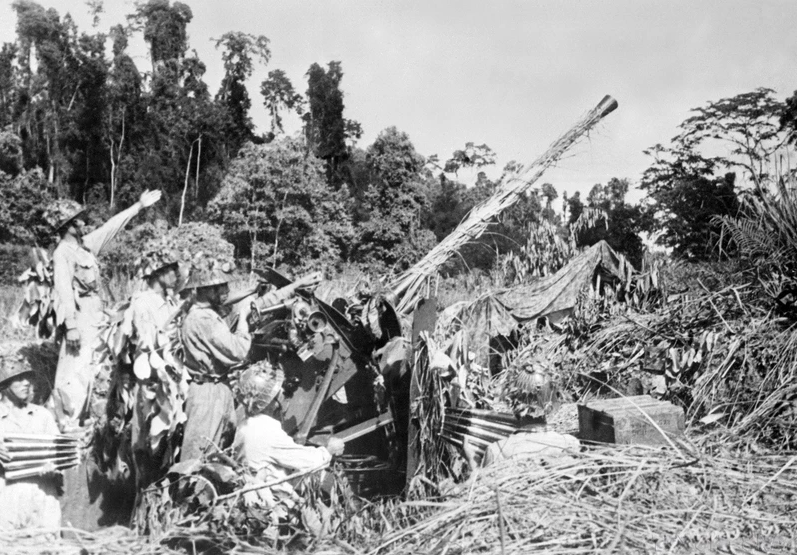 Pháo cao xạ của Trung đoàn 367 chiến đấu trong Chiến dịch Điện Biên Phủ, năm 1954. Ảnh tư liệu
