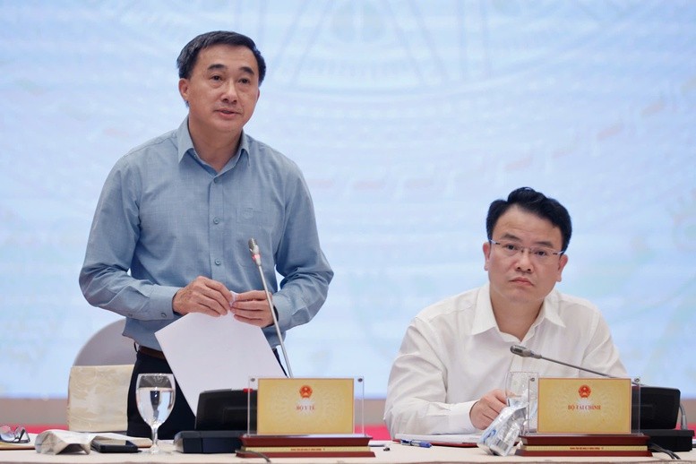 Thứ trưởng Bộ Y tế Trần Văn Thuấn trả lời câu hỏi của phóng viên tại buổi họp thường kỳ Chính phủ tháng 4/2025 - Ảnh: VGP/Đoàn Bắc