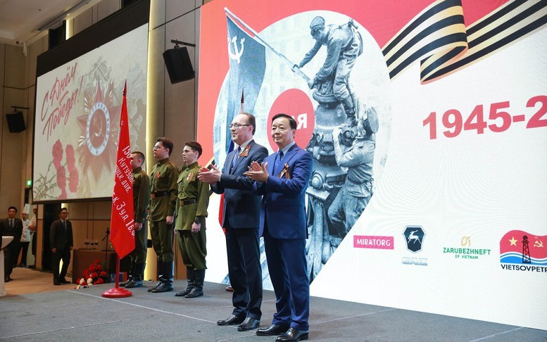 Phó Thủ tướng Trần Hồng Hà và Đại sứ Đặc mệnh Toàn quyền Liên bang Nga tại Việt Nam Gennady Bezdetko chúc mừng quan hệ hợp tác Việt Nam - LB Nga ngày càng phát triển - Ảnh: VGP/Tuấn Dũng