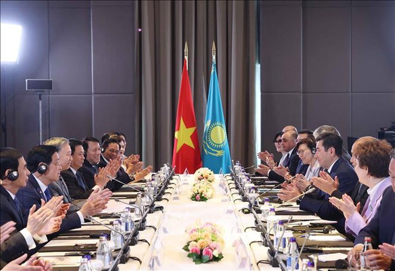 Tổng Bí thư Tô Lâm hội kiến Chủ tịch Hạ viện Kazakhstan, kiêm Chủ tịch Đảng Amanat (cầm quyền) Yerlan Koshanov