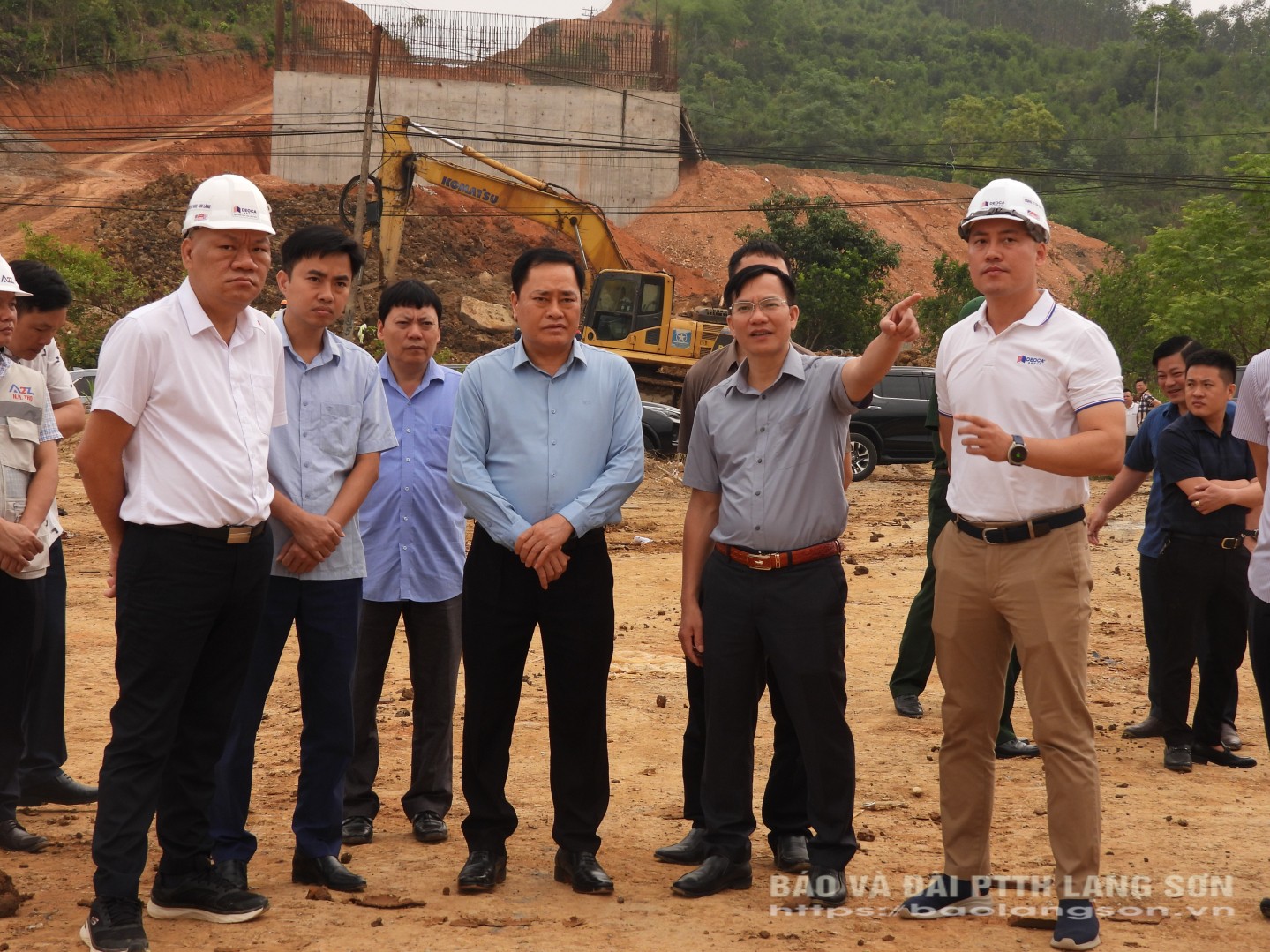 Đại diện lãnh đạo huyện Chi Lăng, báo cáo về kế hoạch di chuyển hạ tầng kỹ thuật tại Km42 dự án tuyến cao tốc cửa khẩu Hữu Nghị-Chi Lăng