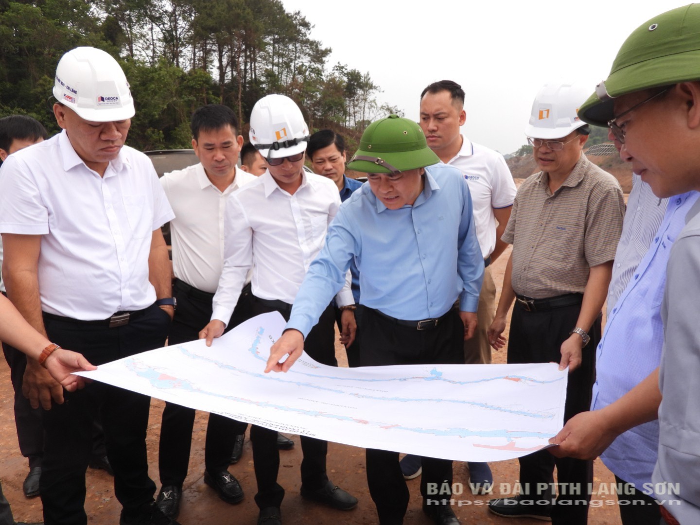 Đồng chí Chủ tịch UBND tỉnh kiểm tra các vị trí vướng mắc mặt bằng trên bản đồ tuyến do nhà đầu tư báo cáo
