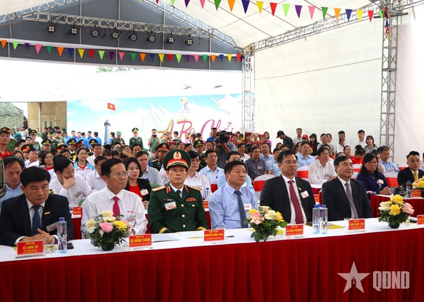 Các đại biểu dự Lễ thượng cờ và gắn biển công trình cột cờ A Pa Chải.