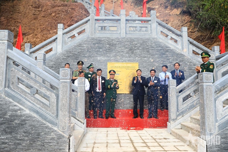 Các đại biểu thực hiện nghi thức gắn biển công trình cột cờ A Pa Chải.