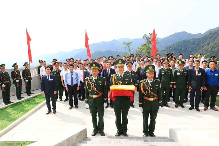 Các đại biểu dự Lễ thượng cờ tại cột cờ A Pa Chải.