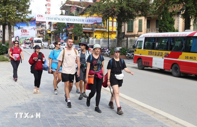 Khách du lịch quốc tế đến với Sa Pa trong dịp thị xã kỷ niệm 120 năm du lịch Sa Pa rất đông. (Ảnh: Quốc Khánh/TTXVN)