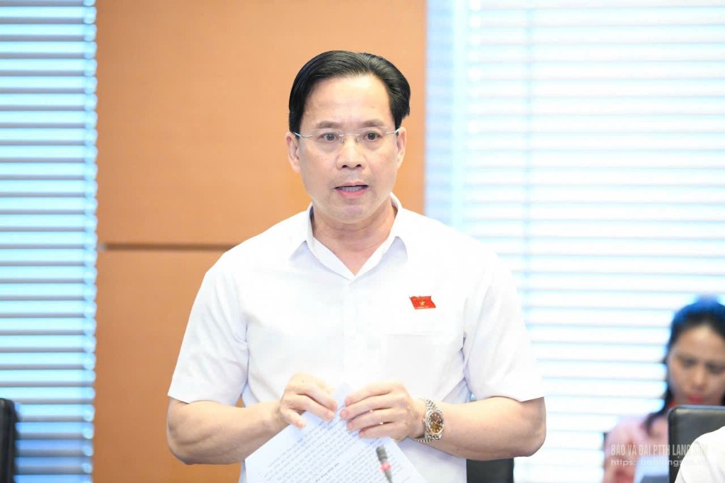 Đồng chí Hoàng Văn Nghiệm, Bí thư Tỉnh uỷ, Trưởng Đoàn ĐBQH tỉnh phát biểu thảo luận tại tổ