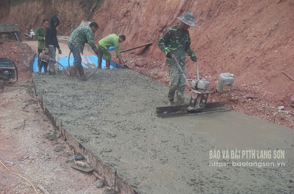 Thi công tuyến đường xã 245 Khe Bó - Bản Xum - quốc lộ 31 xã Cường Lợi