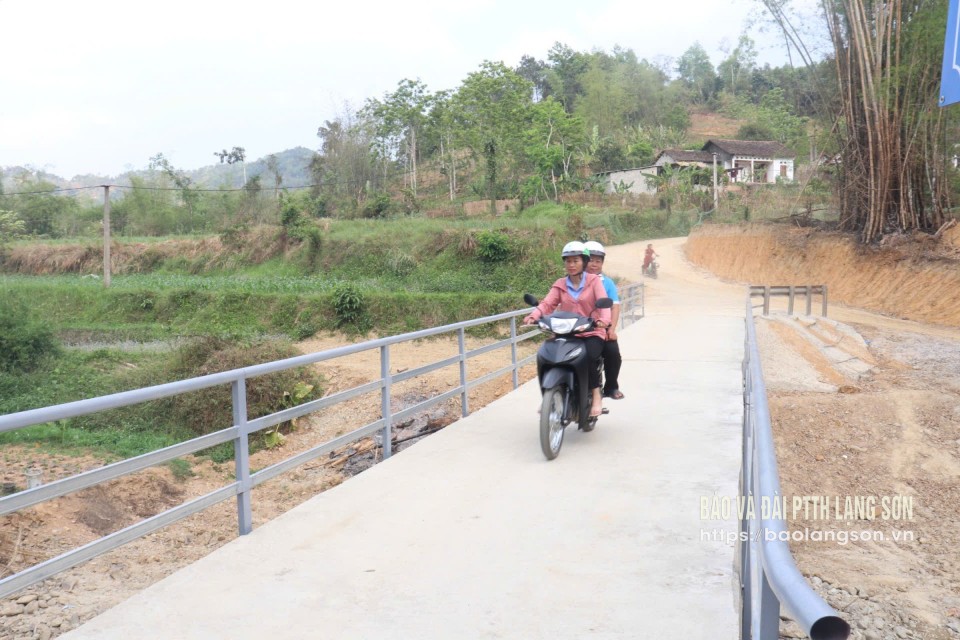 Người dân đi lại thuận tiện trên cây cầu dân sinh xóm Bản Vèn, thôn Hai mới được xây dựng (Ảnh chụp tháng 4/2025)