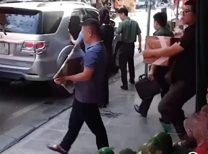 Lực lượng chức năng khám xét nơi ở và thu giữ nhiều tài liệu của Lê Việt Hùng.