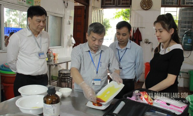 Đoàn kiểm tra liên ngành an toàn vệ sinh thực phẩm tỉnh kiểm tra điều kiện đảm bảo an toàn thực phẩm tại Nhà hàng Lý Thành 2, thành phố Lạng Sơn (tháng 4/2025)
