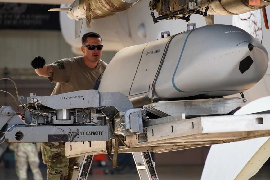 Tên lửa hành trình JASSM của Lockheed Martin, một vũ khí không đối đất tàng hình được thiết kế để tiêu diệt các mục tiêu giá trị cao từ khoảng cách xa, đang được Israel xem xét trang bị cho phi đội F-35. Ảnh: Bộ Quốc phòng Mỹ
