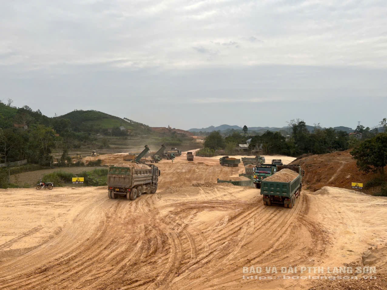 Nhà thầu đẩy nhanh thi công san lấp mặt bằng dự án khu công nghiệp VSIP Lạng Sơn trên địa bàn xã Hồ Sơn