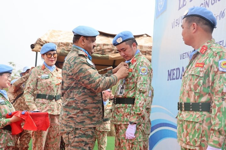 Trung tướng Mohan Subramanian -Tư lệnh Phái bộ Liên hợp quốc tại Nam Sudan gắn Huy chương vì sự nghiệp gìn giữ hòa bình Liên hợp quốc cho cán bộ, nhân viên BVDC2.6.