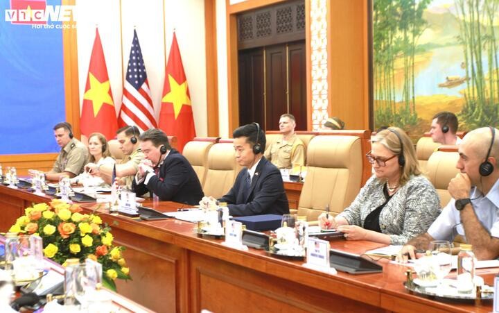 Ông John Noh, Quyền Trợ lý Bộ trưởng Quốc phòng Mỹ và đoàn trong buổi làm việc.