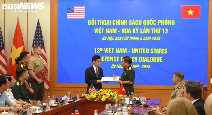 Việt Nam trao kỷ vật chiến tranh cho đoàn Mỹ.