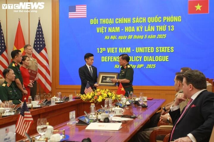 Hai bên trao quà lưu niệm.